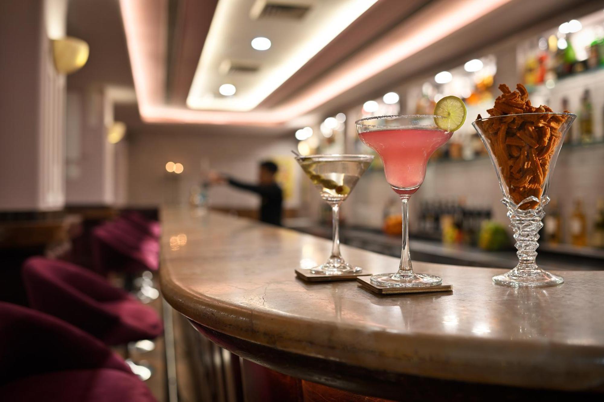 Отель Ambassador, New Delhi - Ihcl Seleqtions Экстерьер фото The bar at the hotel