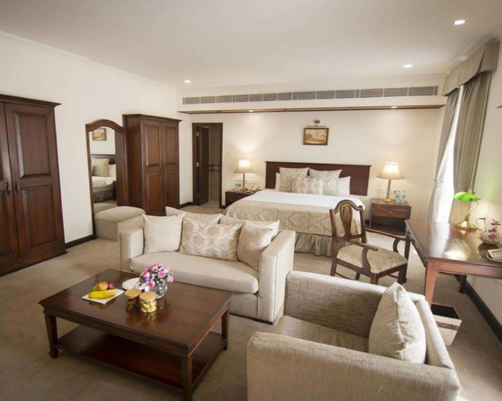 Отель Ambassador, New Delhi - Ihcl Seleqtions Экстерьер фото A suite at the Taj Bengal