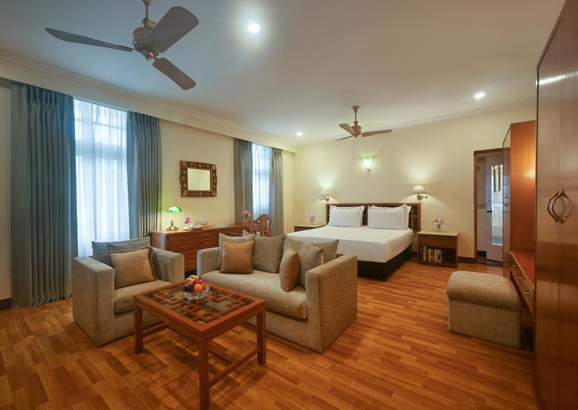 Отель Ambassador, New Delhi - Ihcl Seleqtions Экстерьер фото A suite at the hotel